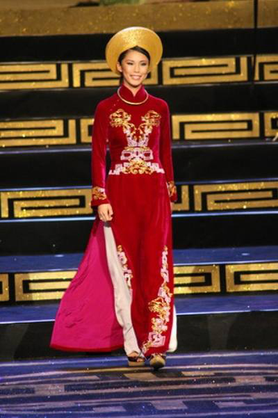 Hoa hậu Hoàn vũ 2007 Riyo Mori đẹp dịu dàng trong áo dài đỏ và khăn xếp đội đầu.